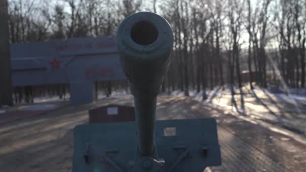 Tankelhárító a katonai parkban. Régi tankelhárító ágyú emlékmű piedesztálra szerelve télen a katonai parkban — Stock videók