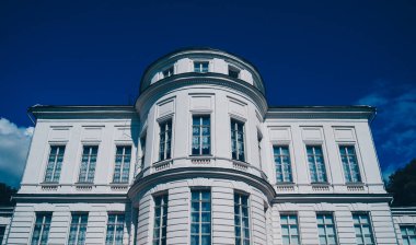 Bulutlu gökyüzünün arka planında tarihi beyaz saray.