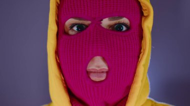 Pembe kar maskeli genç bir kadının portresi. Maskeli holigana yaklaş..