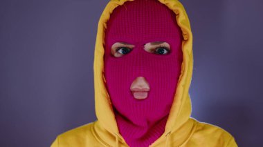 Pembe kar maskeli genç bir kadının portresi. Maskeli holigana yaklaş..