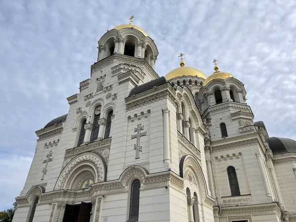 Vacker stor katedral i centrum av staden. Extern byggnad av tempel i molnigt väder. — Stockfoto