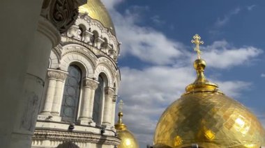 Şehrin merkezindeki harika katedral. Bulutlu havada tapınağın dış binası.