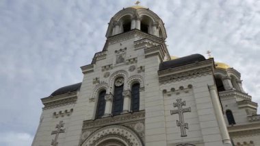 Şehrin merkezindeki harika katedral. Bulutlu havada tapınağın dış binası.