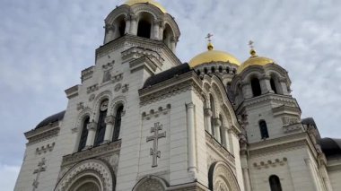 Şehrin merkezindeki harika katedral. Bulutlu havada tapınağın dış binası.