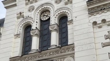 Şehrin merkezindeki harika katedral. Bulutlu havada tapınağın dış binası.