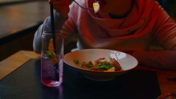 Appetitlich Salat auf weißem Teller. Unerkennbare Frau pflückt mit Gabel in Schüssel. Nahaufnahme. — Stockvideo