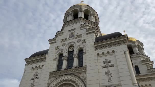 Piękna wielka katedra w centrum miasta. Zewnętrzny budowla cerkiew w pochmurny pogoda. — Wideo stockowe