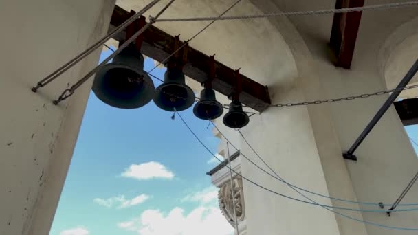Kirchenglocken. Äußere Glocken, die für die Benachrichtigung im Tempeldienst läuten. Nahaufnahme. — Stockvideo