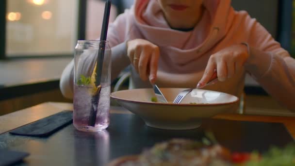 Oigenkännlig kvinna äter maträtt på restaurang. Okänd person äter mat med bestick. Närbild. — Stockvideo