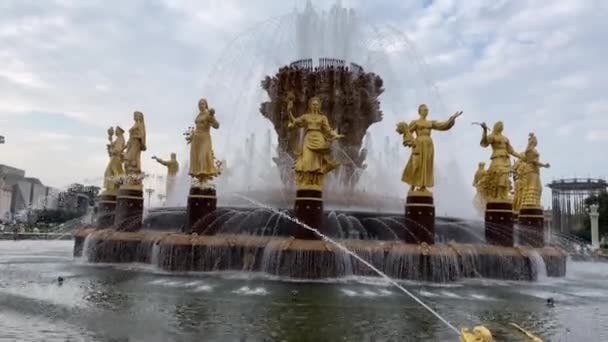 Mosca, Russia 12 settembre 2021: VDNH, Fontana dell'amicizia dei popoli dell'OCE. I turisti passeggiano per Mosca nel parco — Video Stock