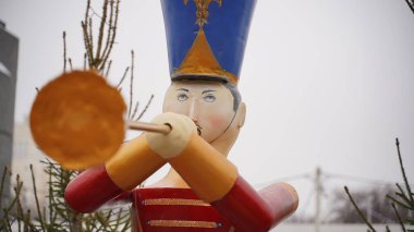 Kış zamanı sokakta gezen teneke asker. Figür askerine yaklaş. Şehirde Noel tatili için dekorasyon kavramı.