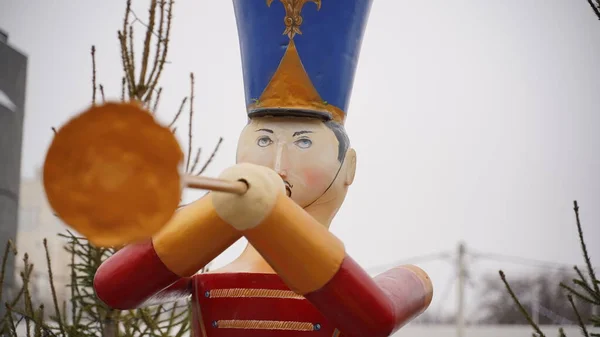 冬の時間帯に路上で錫兵士。フィギュア・ソルジャーを閉鎖しろ。市内のクリスマス休暇の装飾の概念. — ストック写真