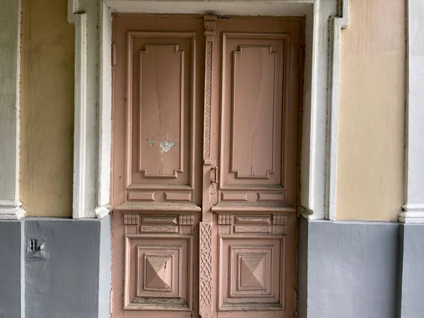 Exterior de puertas arquitectónicas. Shabby puerta doble cerrada. —  Fotos de Stock