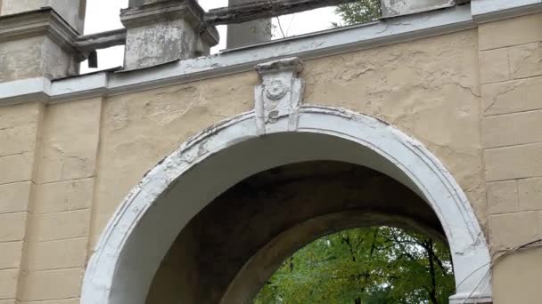 Fasáda architektonické budovy. Historický dům v centru. — Stock video