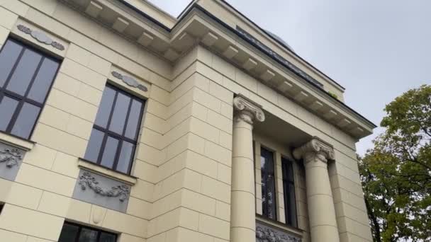 Fasada budynku architektonicznego. Odrestaurowana struktura historyczna. — Wideo stockowe