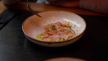 Masada iştah açıcı aperatif. Tanınmayan kadın restoranda yemek yiyor. Kapat..