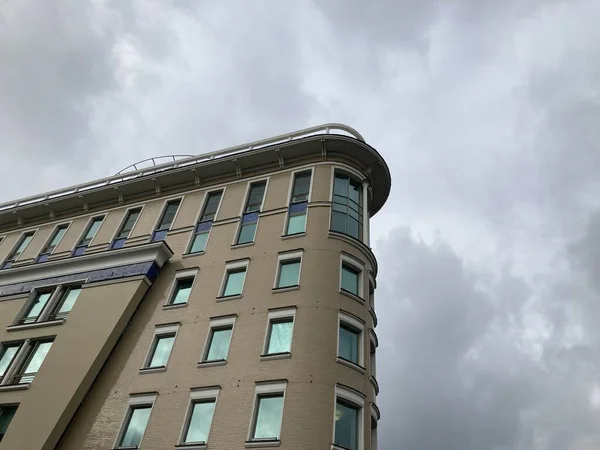 Fassade Eines Architektonischen Gebäudes Gegen Bewölkten Himmel Der Innenstadt Externer — Stockfoto