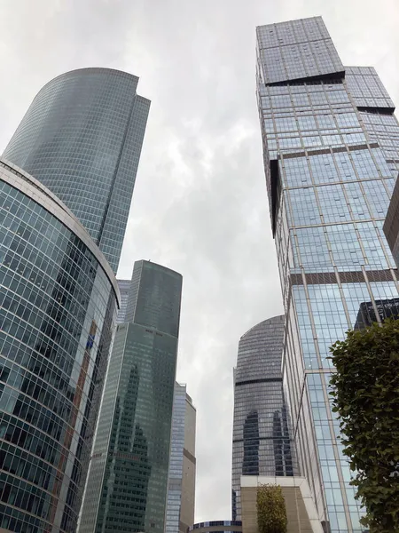 现代摩天大楼的立面有玻璃墙 从下面的现代高楼与玻璃墙与云天在市中心 — 图库照片