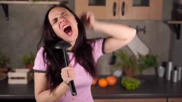 Hravá Brunetka Zpívající Naběračkou Kuchyni Nadšený Černošky Vlasy Žena Otevřenými — Stock video