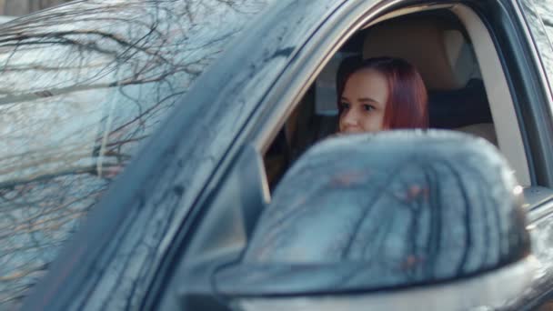 年轻的女人坐在车里聊天 布鲁内特聊天 坐在汽车里 — 图库视频影像