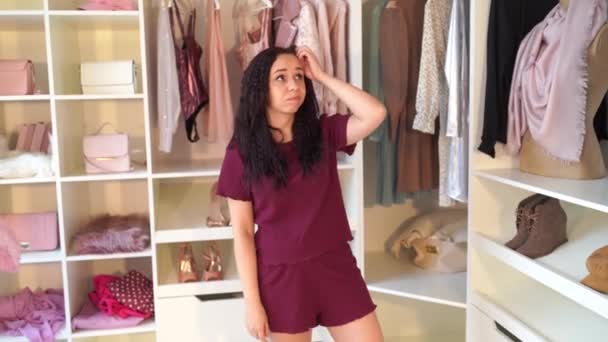 Красивая Молодая Женщина Пижаме Стоит Чешет Голову Обдумывая Выбрать Одежду — стоковое видео