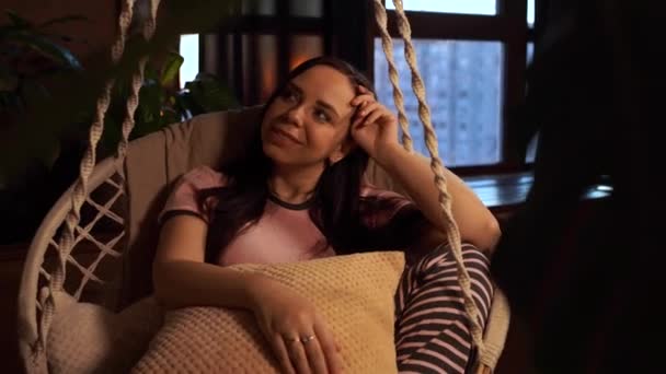 Evdeki Hamakta Dinlenen Mutlu Genç Kadın Evdeki Hamak Sandalyesinde Minderle — Stok video