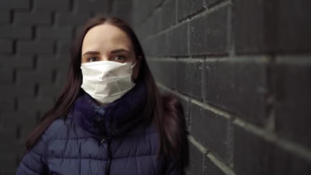Porträtt Ung Kvinna Medicinsk Mask Ansiktet Mot Svart Tegelvägg Vuxen — Stockvideo