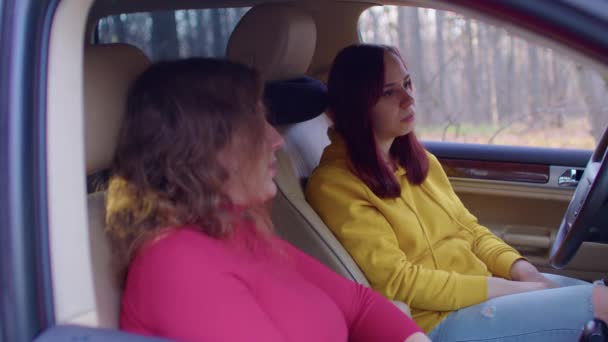 年轻女人坐在车里聊天女朋友聊天 坐在车里 — 图库视频影像