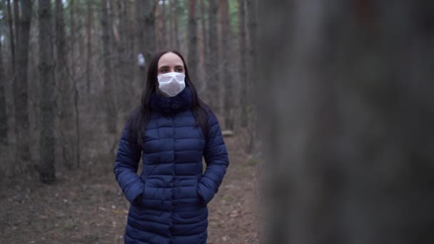 Porträtt Ung Kvinna Med Medicinsk Mask Ansiktet Lutad Mot Ett — Stockvideo