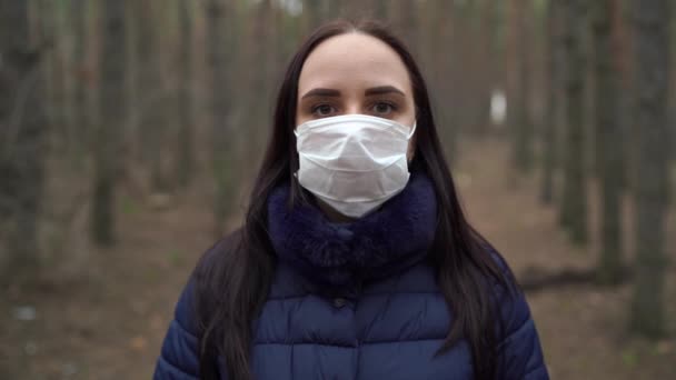 Potret Wanita Muda Bertopeng Medis Wajahnya Bersandar Pohon Hutan Wanita — Stok Video