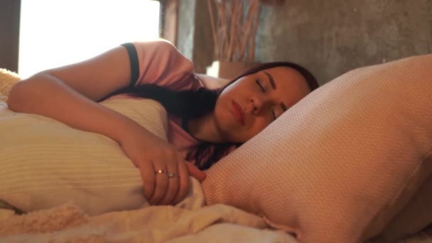 Jovem Mulher Bonita Pijama Descansando Cama Manhã Adulto Encantador Fêmea — Vídeo de Stock