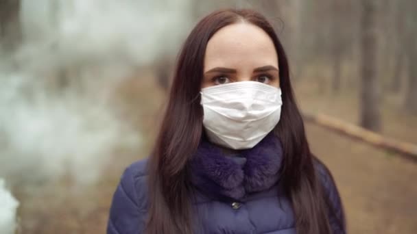 Ormanda Yüzünde Tıbbi Maske Takan Genç Bir Kadının Portresi Yetişkin — Stok video
