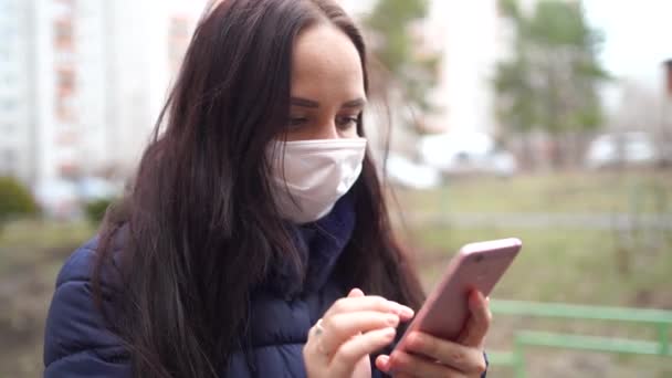 Mladá Žena Lékařské Masce Tváři Dozvídá Novinky Epidemii Mobilním Telefonu — Stock video