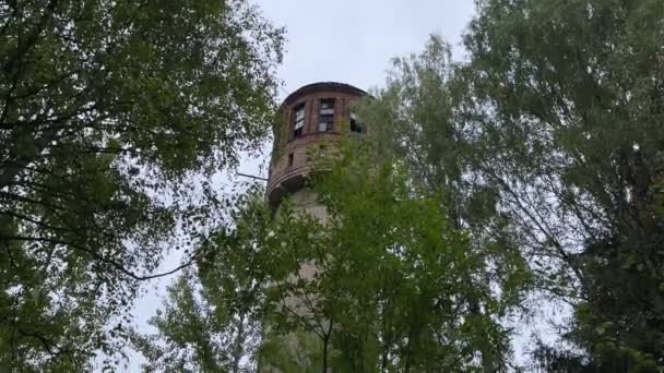 Stará Vysoká Vodní Věž Obklopená Stromy Cihlová Věž Venkově — Stock video