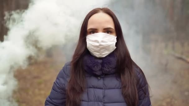 Potret Wanita Muda Bertopeng Medis Wajahnya Hutan Wanita Dewasa Menutupi — Stok Video