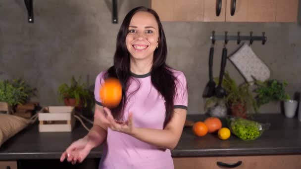 Bella Giovane Donna Pigiama Lanciando Arancione Con Mani Ritratto Affascinante — Video Stock