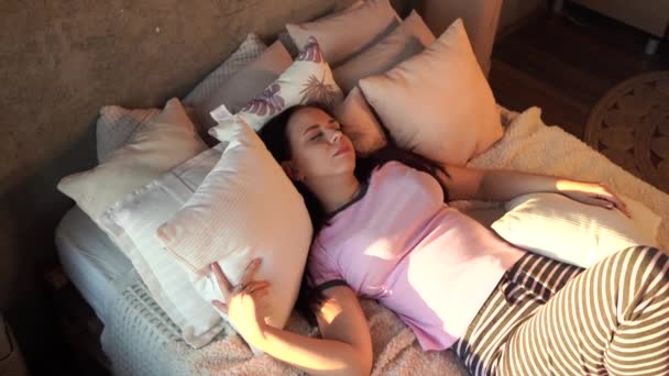 Wanita Muda Tidur Bantal Bawah Kotak Kotak Tempat Tidur Pagi — Stok Video