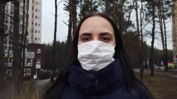 Porträtt Ung Kvinna Medicinsk Mask Ansiktet Gården Gatan Vuxen Kvinna — Stockvideo