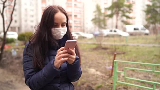 Junge Frau Mit Medizinischer Maske Auf Dem Gesicht Die Nachrichten — Stockvideo