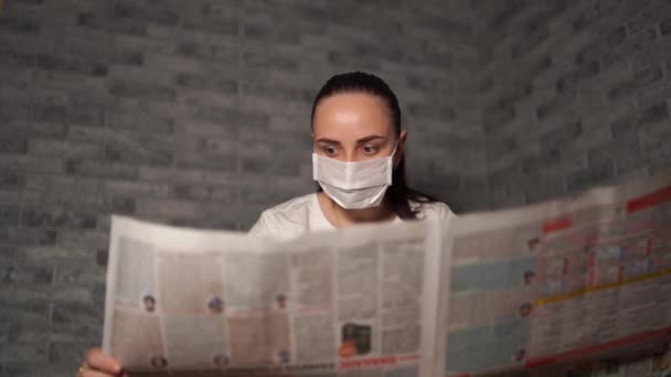 Une Femme Avec Masque Médical Elle Entend Les Nouvelles Coronavirus — Video