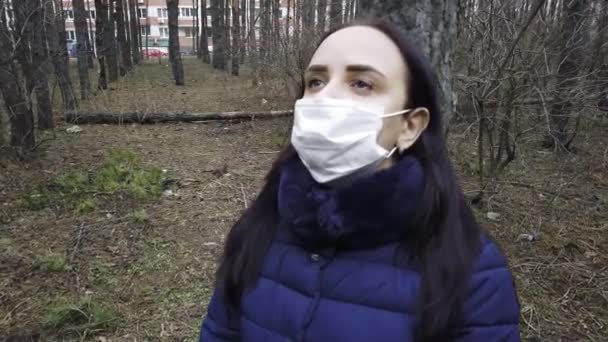 Retrato Jovem Mulher Máscara Médica Seu Rosto Apoiando Árvore Floresta — Vídeo de Stock