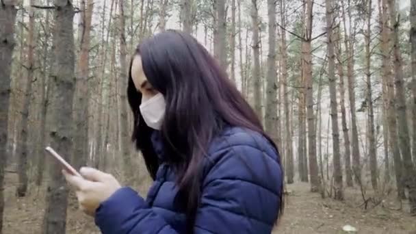 Wanita Muda Bertopeng Medis Berjalan Hutan Dan Belajar Berita Tentang — Stok Video