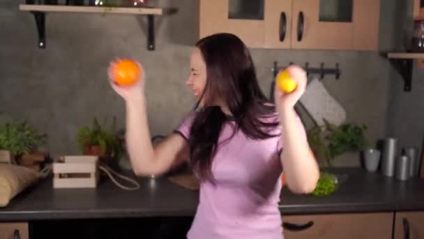 Pijamalı Elinde Portakallarla Dans Eden Genç Güzel Bir Kadın Geceleri — Stok video
