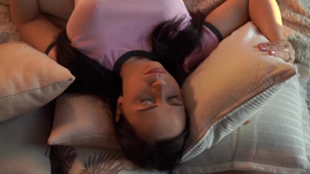 Wanita Muda Tidur Bantal Bawah Kotak Kotak Tempat Tidur Pagi — Stok Video