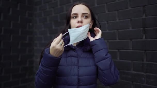 Porträt Einer Jungen Frau Die Sich Eine Medizinische Maske Über — Stockvideo