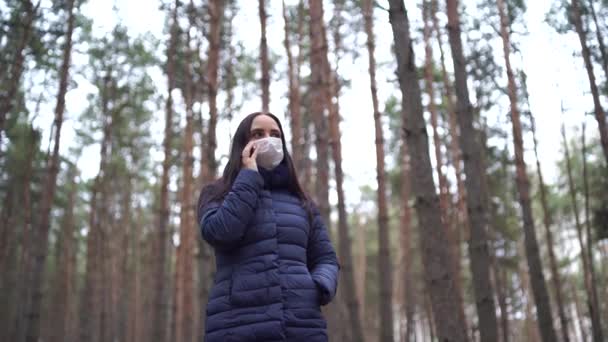 Ung Kvinna Medicinsk Mask Ansiktet Promenader Skogen Och Lära Sig — Stockvideo