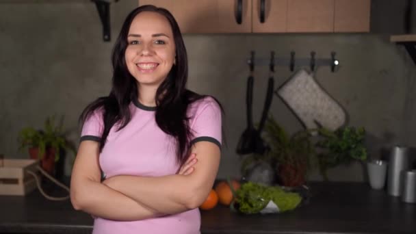 Όμορφη Νεαρή Γυναίκα Πιτζάμες Χαμογελάει Στέκεται Στην Κουζίνα Πορτρέτο Του — Αρχείο Βίντεο