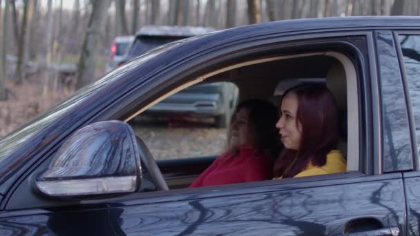Junge Frauen Sitzen Auto Reden Und Lachen Fröhliche Freundinnen Plaudern — Stockvideo