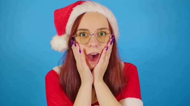 Femeia Costum Moş Crăciun Îşi Deschide Gura Prin Surprindere Sprijinindu — Videoclip de stoc