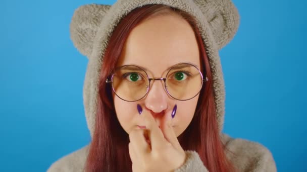 Wanita Berkacamata Dan Hoodie Dengan Telinga Berlatar Belakang Biru Perempuan — Stok Video